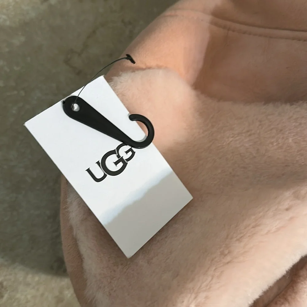 New UGG kids Shearling Sheep Skin Hat. Pink. Size 4-6 Years.